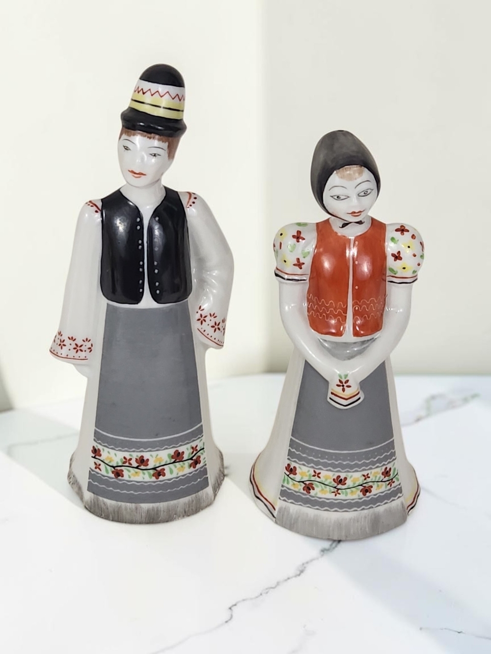 Vintage Hollohaza Hungary Porcelain Matyó Folk Costume Figurines (Pair)